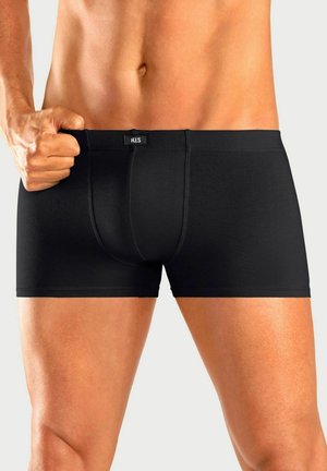 Männlicher Oberkörper mit schwarzen Boxershorts, linke Hand zieht am Bund, um die Passform zu zeigen, H.I.S Markenlabel vorne sichtbar.
