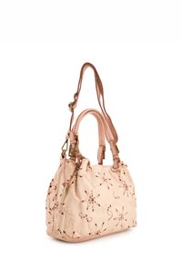 Weiche rosa Lederhandtasche mit floralen Durchbruchs-Designs, doppelten Oberhandgriffen und verstellbarem Tragegurt. Mit goldfarbenen Hardware-Akzenten.