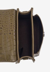 Sac à main vert olive en cuir embossé effet crocodile avec deux compartiments et une doublure en tissu marron. Présente une texture lisse et des éléments métalliques argentés.