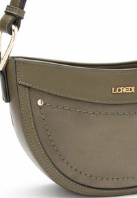 Sac bandoulière en cuir vert olive avec une forme arrondie, des coutures contrastées, des ferrures dorées et un logo embossé à l'avant.