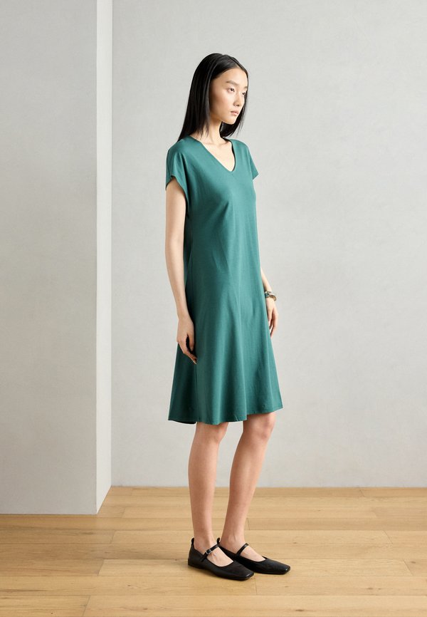 DRESS V NECK - Jersey dress - summer pine3