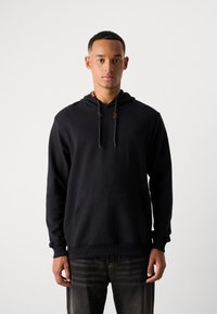 Schwarzer Kapuzenpullover aus strukturiertem Stoff, mit einer vorderen Tasche und verstellbarem Kordelzug mit Lederakzenten.