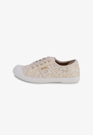 Zapatilla de lona beige con estampado de leopardo, suela de goma blanca y herrajes dorados. Presenta un diseño con cordones y tela texturizada.