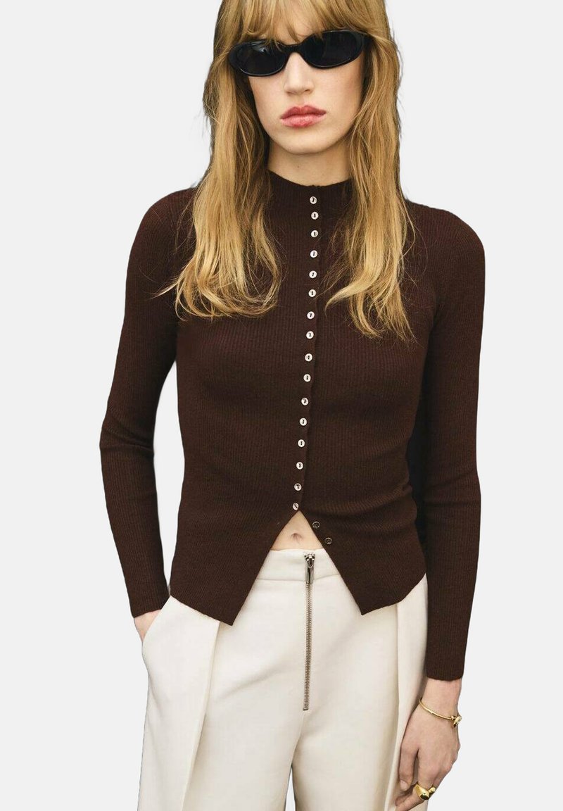 Braune gerippte Langarm-Cardigan mit Rundhalsausschnitt und zentralem Knopfverschluss. Hat einen abgerundeten Saum und eine strukturierte Oberfläche.
