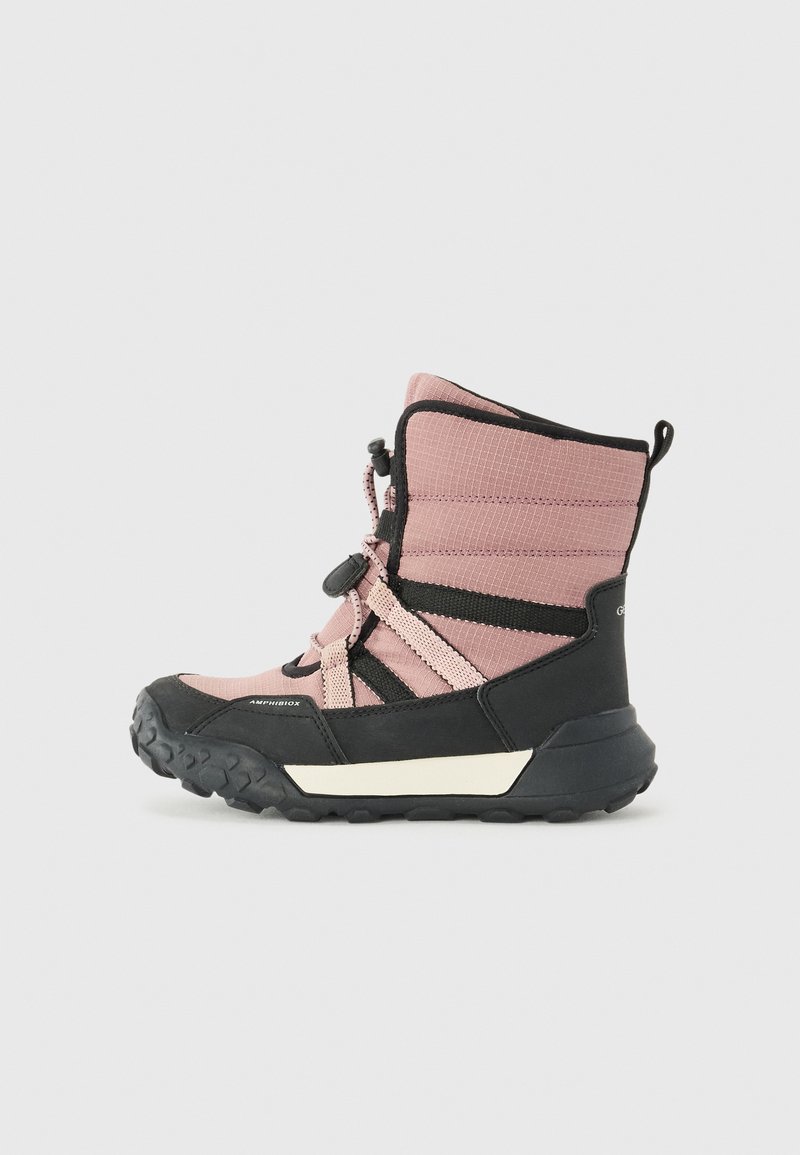 Las botas impermeables en rosa y negro cuentan con un upper de tela texturizada, cordones ajustables y una suela robusta con un patrón de relieve prominente.