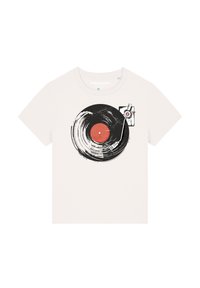 T-shirt blanc avec un graphisme de disque vinyle noir au centre rouge et avec un stylet. Design simple avec des couleurs contrastées audacieuses.