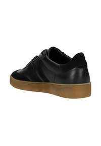 Baskets noires avec des panneaux en cuir et en daim, présentant trois rayures texturées, un bout arrondi et une semelle en caoutchouc gum.