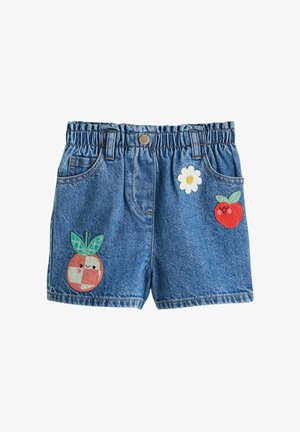 Dziecięce krótkie spodenki dżinsowe z elastycznym pasem, przednim zapięciem na guzik, dwoma kieszeniami oraz naszywkami z haftowanymi wzorami stokrotki, czerwonego jabłka i kratkowanego owocu z liśćmi.