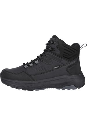 Schwarze wasserdichte Wanderschuhe mit strukturiertem Synthetik-Obermaterial, verstärktem Absatz, Nylon-Schnürsenkeln und einer robusten Gummisohle für guten Halt.