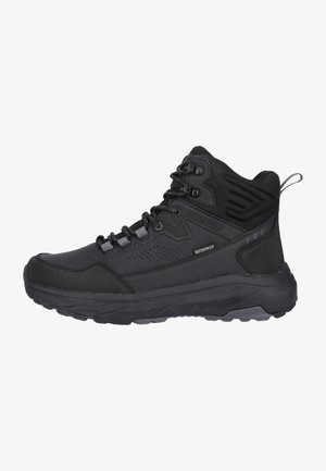 Botte de randonnée noire imperméable avec tige synthétique texturée, talon renforcé, lacets en nylon et semelle en caoutchouc robuste pour une meilleure traction.