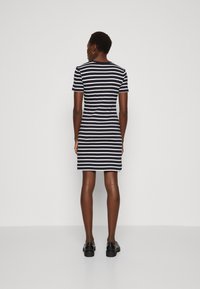 Tommy Hilfiger NEW CODY SLIM  - Džersio suknelė - desert sky/ecru