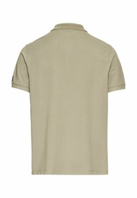 Khaikipolohemd mit weicher Textur, kurzen Ärmeln und klassischem Kragen. Mit genähtem Saum und dezentem Branding am Ärmel.
