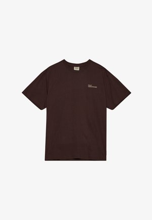 Bruine katoenen t-shirt met een ronde halslijn en korte mouwen. Bevat een klein wit geprint logo op de linkerborst.
