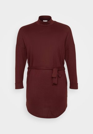 Bordová dlhá šatka s dlhými rukávmi, golierom, opaskom v páse a srolovanými manžetami; mäkká tkanina s hladkou textúrou a uvoľnenou siluetou.