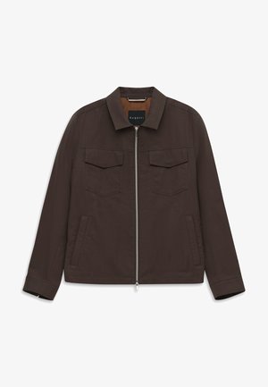 Braune Jacke mit Reißverschluss, zwei Brustklappentaschen und zwei Seitentaschen, Kragen und langen Ärmeln, flach auf weißem Hintergrund liegend.