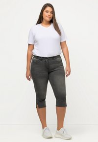 Ulla Popken CORSAIRE SARAH 5 POCHES AVEC BAS DE JAMBE FENDU - Shorts vaqueros - anthracite