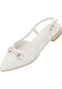 Witte slingback platte schoen met een puntige neus, voorzien van een gouden hardwareaccent en een lage hak. Gemaakt van glad synthetisch materiaal.