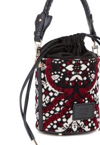 Borsa in tessuto intrecciato nera, bianca e rossa, con motivi intricati. Manici in pelle nera e tracolla regolabile per una maggiore versatilità.