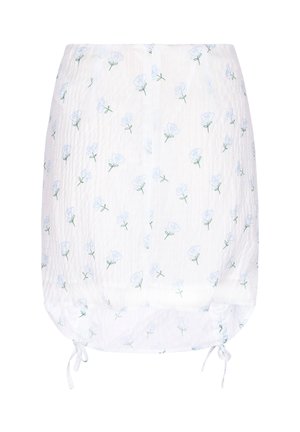 Biała spódnica z jasnoniebieskimi wzorami róż i zielonymi łodygami, wykonana z fakturowanej tkaniny, z troczkami u dołu.