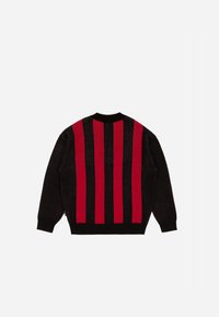 Pull en maille noire avec de larges rayures verticales rouges, un col rond et des poignets côtelés. Tissu texturé avec une coupe décontractée.
