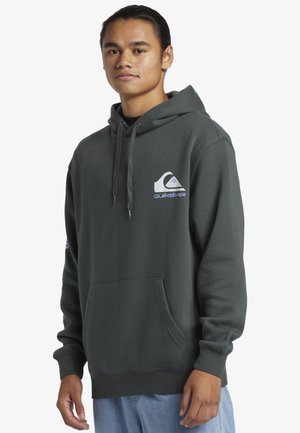 Sudadera con capucha de color verde oscuro y bolsillo tipo canguro, con un logo de Quiksilver en blanco y azul en el pecho. Tejido suave y texturizado.