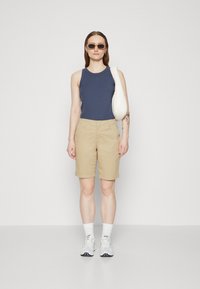 GAP DOWNTOWN BERMUDA - Rövidnadrágok - khaki