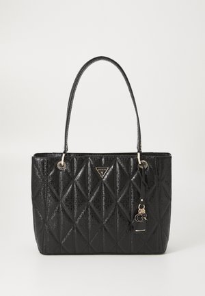 Melnā kvarcētā rokassoma ar spīdīgu apdari, kas iezīmē ģeometrisku rakstu, divām rokturām un zelta zīmola emblemu ar dekoratīvu aparatūru.