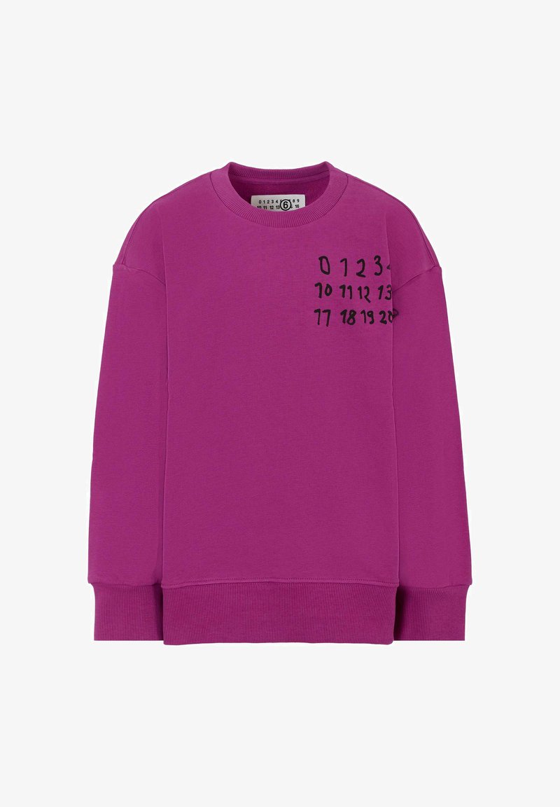Felpa viola con scollo tondo, polsini e orlo a coste. Presenta una stampa numerica nera sul davanti, che aggiunge un dettaglio grafico.