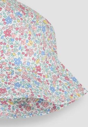 Virágmintás kalap, fehér háttérrel, színes kis virágokkal rózsaszín, kék, sárga és zöld színekben. Puha anyagú textúra.