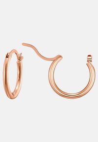 Orecchini a cerchio in oro rosa con una finitura liscia e lucida. Un orecchino presenta una chiusura a cerniera, mentre l'altro ha un design a cerchio aperto.