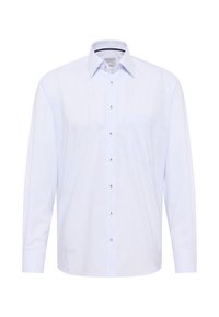 Camicia da uomo a maniche lunghe di colore azzurro chiaro con motivo a griglia fine, bottoni frontali, taschino sul petto e colletto aperto.