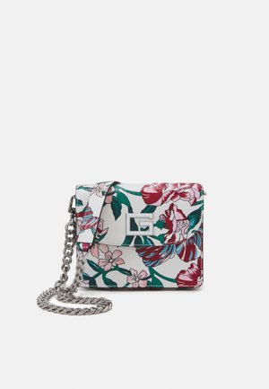 Lille hvid crossbody taske med pink og rødt blomsterprint, sølv logo-lås og kraftig sølv kæderem på ensfarvet baggrund.