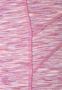 Zbliżenie na różowo-fioletowy marmurkowy materiał z widocznym teksturowym szwem w kształcie litery Y.