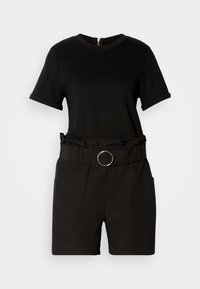 Jumpsuit noir à manches courtes avec un col rond, taille cintrée grâce à une ceinture en tissu avec une boucle métallique ronde, et poches latérales.