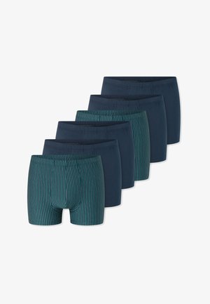 Sei paia di boxer da uomo disposti in una fila sfalsata, con design alternati a righe verticali a tinta unita blu navy e blu-verde.