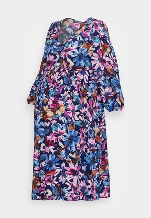 Cvjetna haljina u nijansama plave, ružičaste i smeđe, s v-izrezom, dugim rukavima i lepršavim dizajnom s nabranim detaljima.