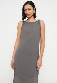 Φόρεμα χωρίς μανίκια από γκρίζο ύφασμα με υποτονικό χρώμα, με άνετη σιλουέτα, ελαφρύ draping στους ώμους και ομαλή, ρέουσα υφή.