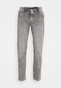 Pantalones jogger de mezclilla gris con cintura ajustable, corte tapered, dos bolsillos frontales y un ligero desvanecimiento para un aspecto desgastado.