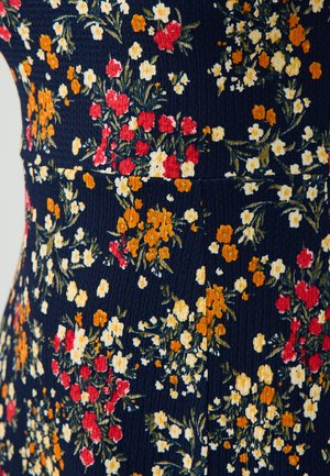 Blumenmuster-Stoff mit navy Hintergrund und orange, gelben sowie roten Blumen. Strukturierte Oberfläche mit einem Muster aus Blütenständen und Grünpflanzen.