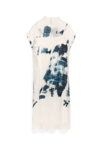 Witte jurk tot de knie met korte mouwen en abstracte blauwe inktvlekpatronen, met een hoge halslijn en gekreukt stoftextuur.