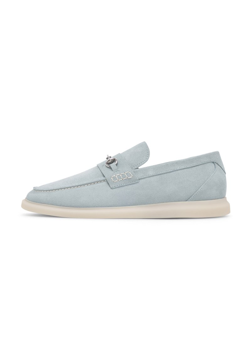 Scarpe in suede blu chiaro con design slip-on, dotate di una fascia decorativa e sottili accenti di cucitura. Suola in gomma crema per il comfort.