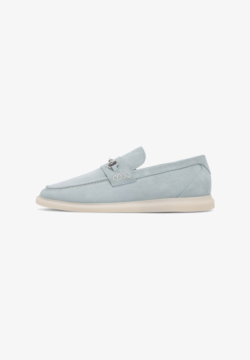 Lichtblauwe suède schoenen met een instapontwerp, voorzien van een decoratieve band en subtiele stikselaccenten. Crèmekleurige rubberen zool voor comfort.