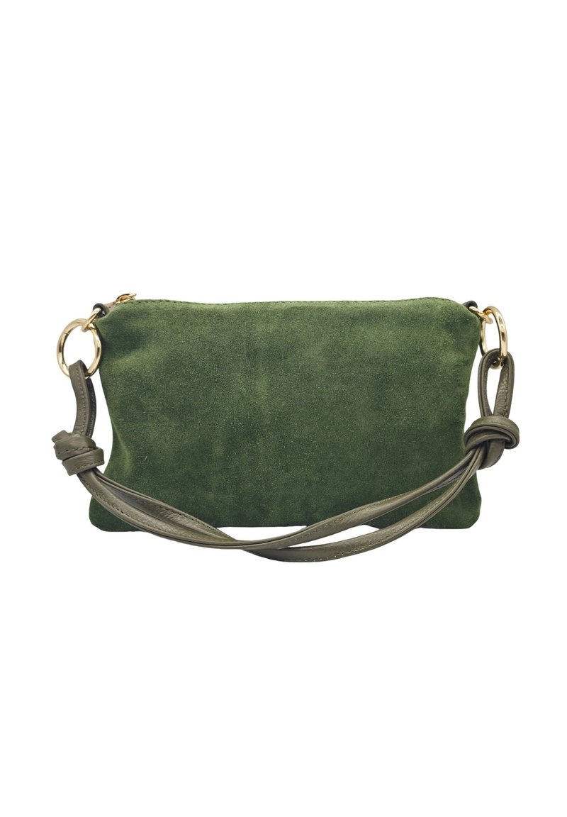 Pochette en suède vert avec une texture lisse, de forme rectangulaire, accents en matériel doré et une bandoulière amovible nouée.