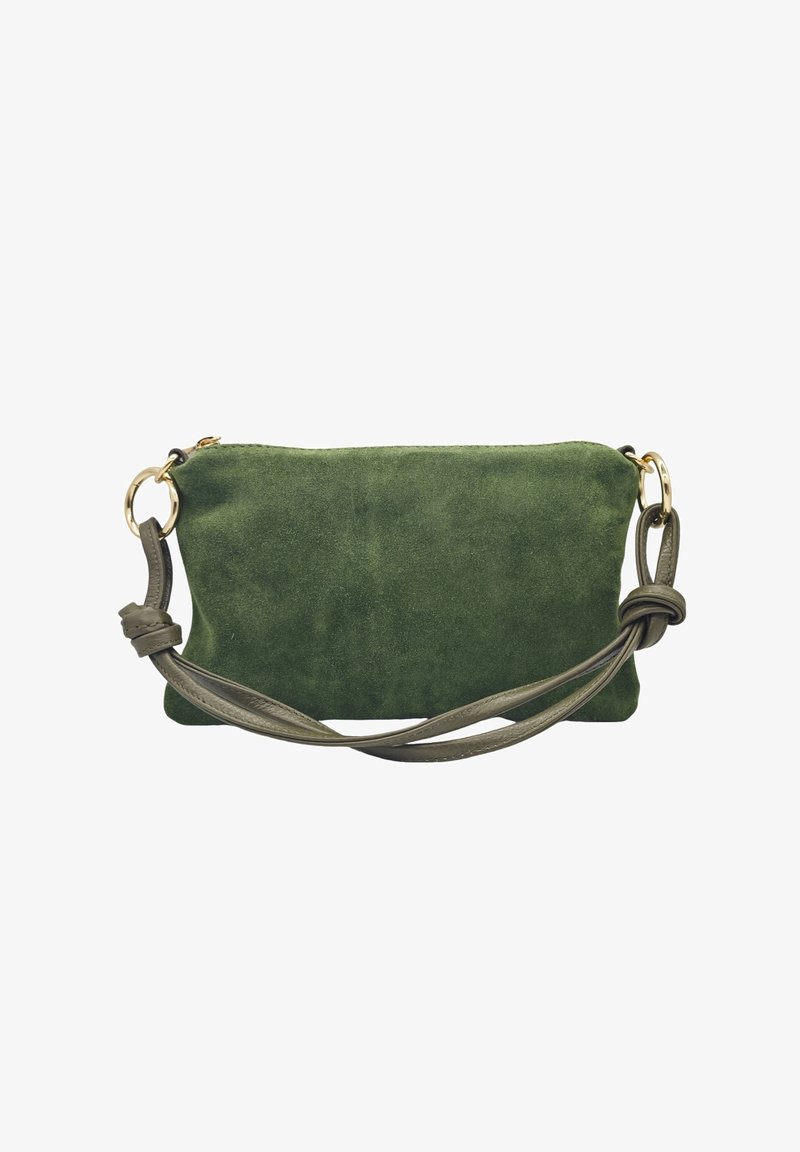 Pochette en suède vert avec une texture lisse, de forme rectangulaire, accents en matériel doré et une bandoulière amovible nouée.
