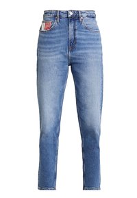 Högmidjade blå denimjeans med ljus tvätt, rak ben-design, framfickor och en röd lapp på bakfickan.