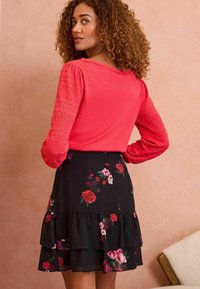 Love & Roses REGULAR FIT - TIERED RUFFLE - Ovito krilo - black floral