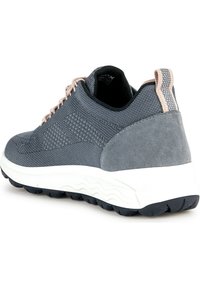 Chaussure de sport bleue avec un dessus en maille texturée, des accents en daim et des lacets plats. Semelle intermédiaire blanche épaisse avec une semelle extérieure en caoutchouc noir.