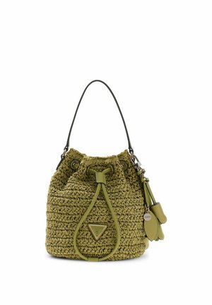 Sac seau vert en tissu tissé avec fermeture à cordon, anse noire unique et breloques décoratives en forme de feuille suspendues sur le côté.