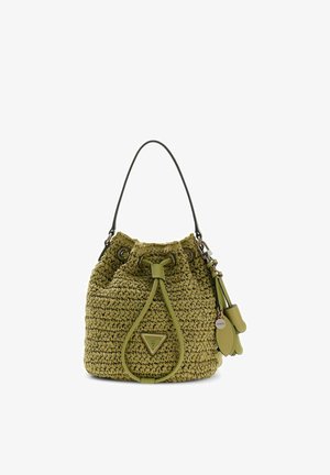 Sac seau vert en tissu tissé avec fermeture à cordon, anse noire unique et breloques décoratives en forme de feuille suspendues sur le côté.