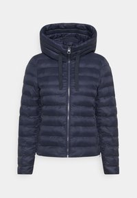 Giacca a piumino con design trapuntato, colore blu navy, collo alto con coulisse e chiusura frontale con zip. Tessuto morbido e liscio.